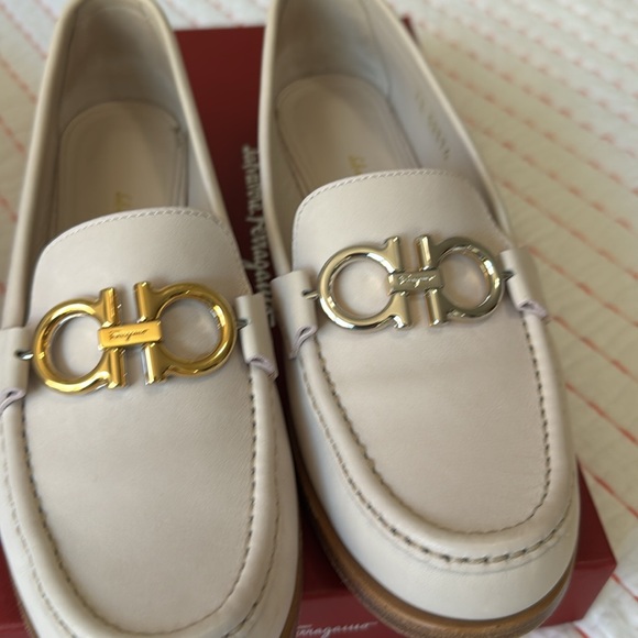 SALVATORE FERRAGAMO ROLO LOAFERS SHOE SZ 6 1/2 gently used excellent condition - Picture 5 of 11